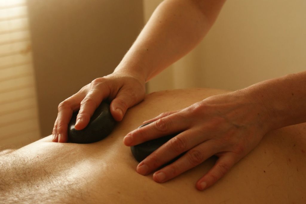 6 Benefits of Hot Stone Massage